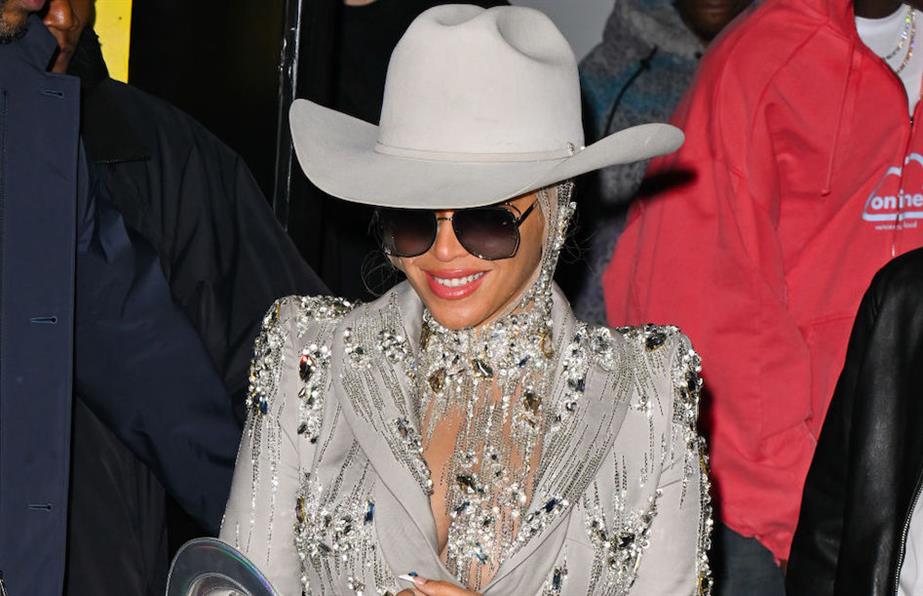 Beyoncé wearing cowboy hat