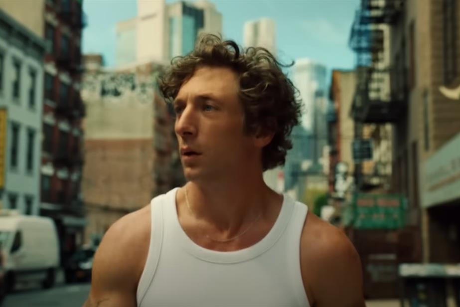 Jeremy Allen White walking down the street in New York.